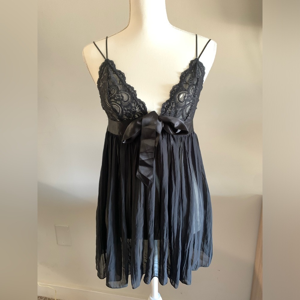 Victoria’s Secret Sheer Lace Trim Babydoll Black NightGown Dress size Medium